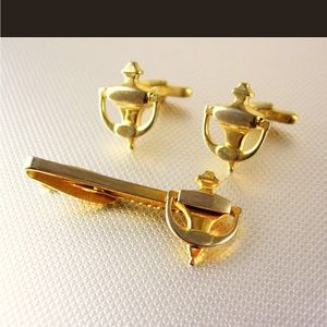 Hickok gold cuff links and tie clasp. Door knocker design